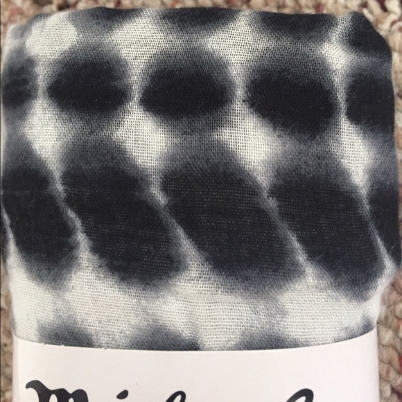 Michael Stars Black & White Ruana/Scarf - Picture 7 of 7